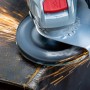 Bosch Expert Fiberscheibe X-Lock R782 beim Schleifen von Metall mit Funkenflug.