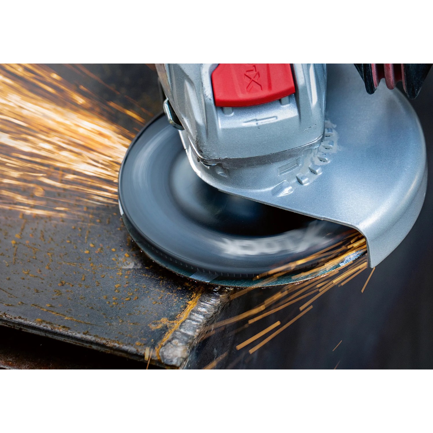 Bosch Expert Fiberscheibe X-Lock R782 beim Schleifen von Metall mit Funkenflug.