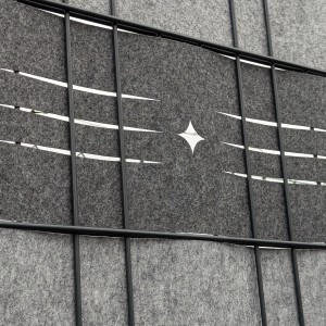 zaunzu Sichtschutz Vlies Dekor Starline, hellgrauer Einzelstreifen für Doppelstabmattenzaun.