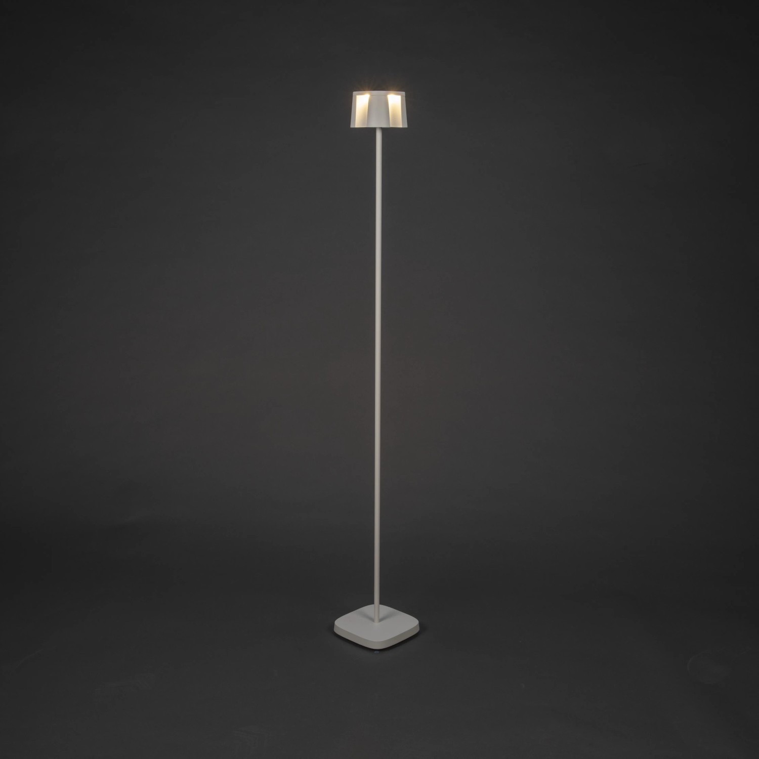 Weiße Konstsmide LED Stehleuchte Nice für Innen & Außen, dimmbar, mit USB-Anschluss, 120cm hoch.