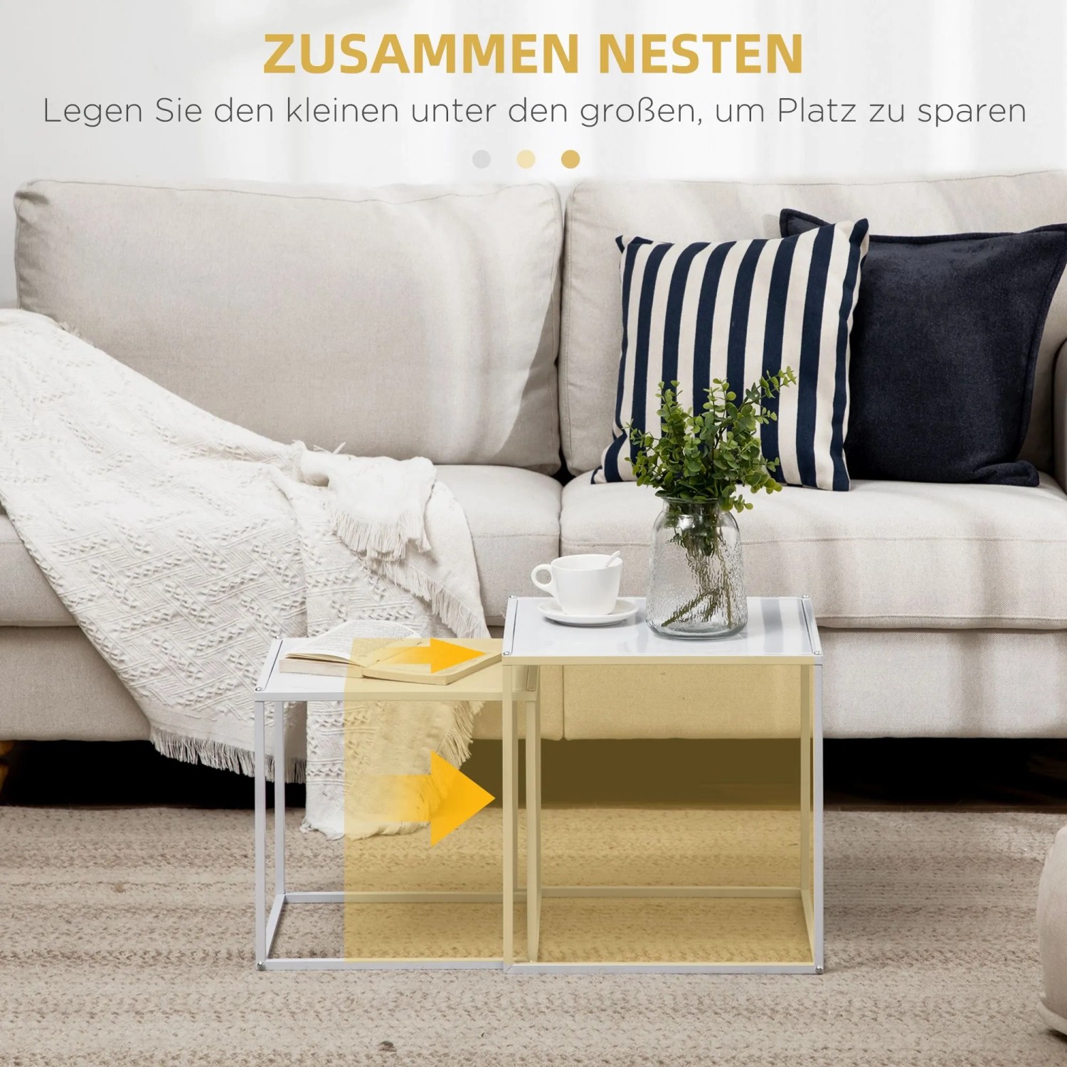Weißes HOMCOM Couchtisch-Set aus Stahl, ein Tisch unter den anderen geschoben neben Sofa. Quadratische Beistelltische, platzsparend.