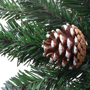 Detailaufnahme: Künstlicher Tannenbaum Kiefer Blavand mit Schnee und Zapfen.