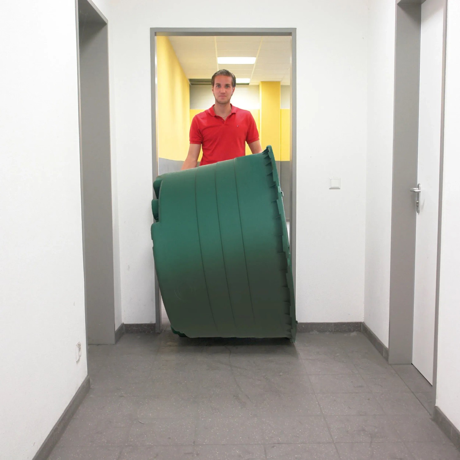 Grüne Garantia Zisterne Top-Tank 1300 l wird von einer Person getragen.
