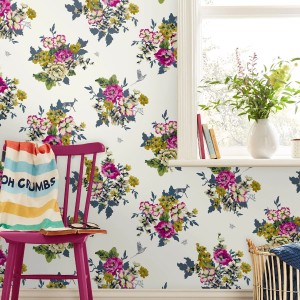 Joules Vliestapete Floral Crème: Blumenmuster mit Bienen und Waldtieren auf cremefarbenem Hintergrund.