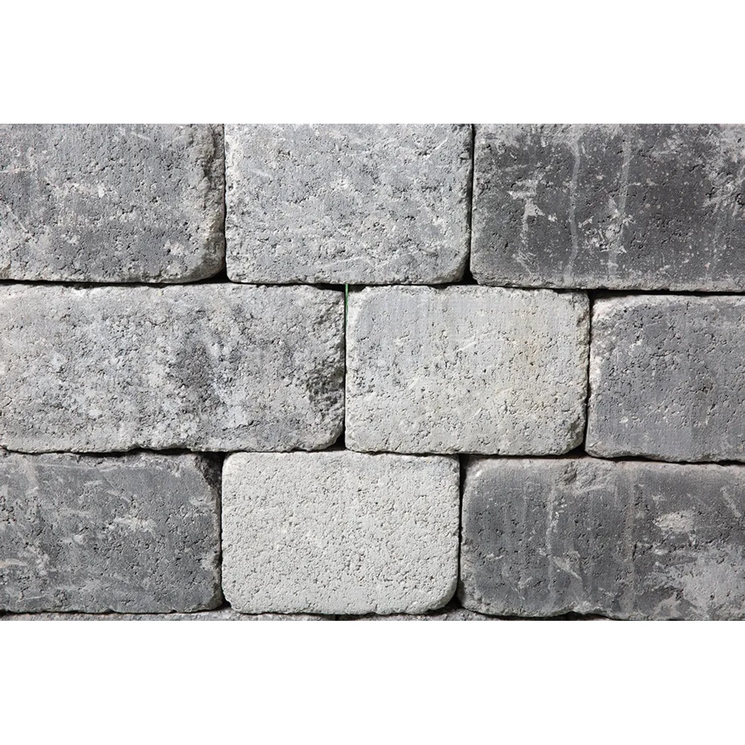 Grau-anthrazitfarbene EHL Mauersteine Verona Antik, 30x20x7 cm, im Mauerverband.