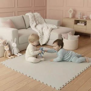 Beige Baby Puzzlematte aus Schaumstoff. Zwei Babys spielen auf der weichen Kinderspielmatte. Bodenschutz für Kindersicherheit.
