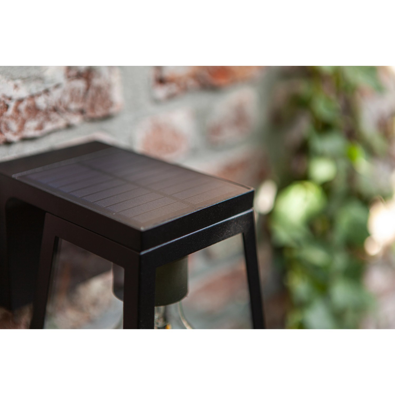 Lutec LED Solar-Wandleuchte Fia, anthrazitfarben, mit integriertem Solarpanel.