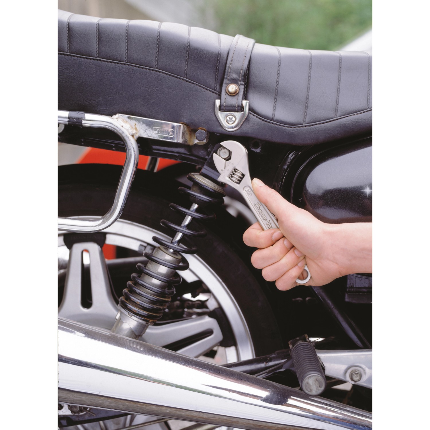 LUX Rollgabelschlüssel 100 mm im Einsatz am Motorrad, Schlüssel & Abzieher.