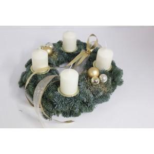 Cremefarbener Adventskranz (Ø 35 cm) mit 4 Kerzen, Tannengrün, Schleifen und Kugeln.