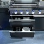 Buschbeck Outdoorküche Cambridge mit Gasgrill, Spüle, Kühlschrank und Schubladen.