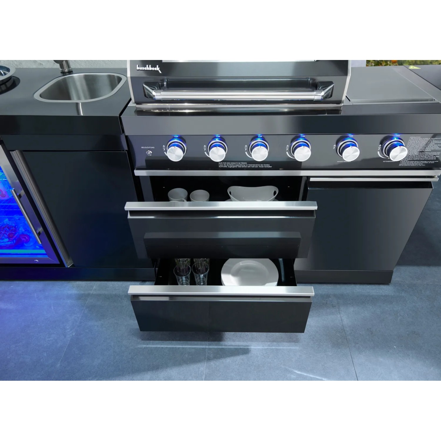 Buschbeck Outdoorküche Cambridge mit Gasgrill, Spüle, Kühlschrank und Schubladen.