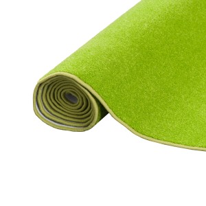 Gerollter, grasgrüner Teppichläufer Joy Velours 80x320cm von Snapstyle Trend.