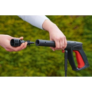 Bosch Adapter für Kärcher Zubehör wird an eine Bosch Aquatak Pistole angeschlossen.