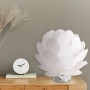 Weiße Näve Tischleuchte Fora, 41 cm, im Design einer Seerose auf einem Holztisch.