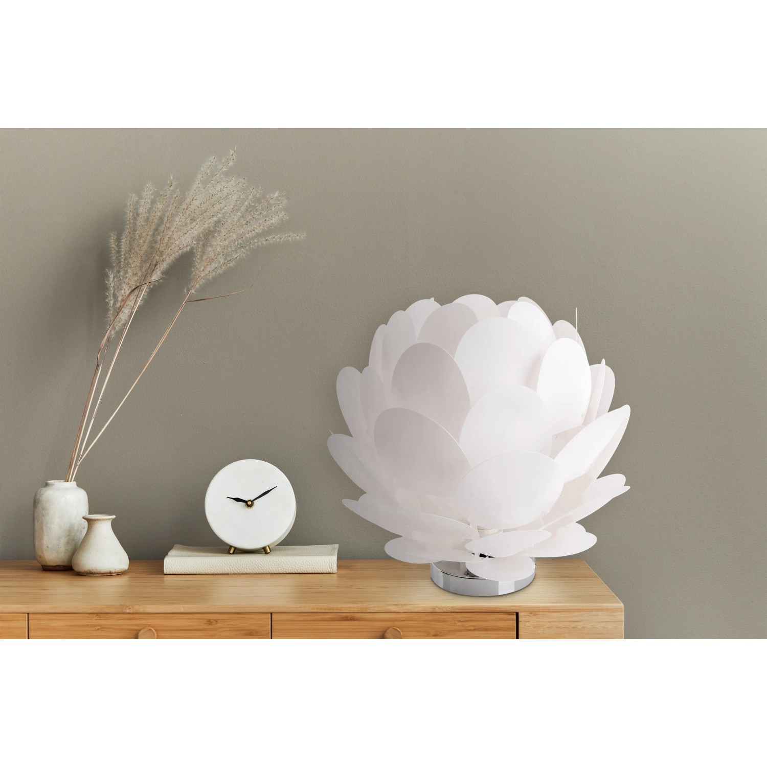 Weiße Näve Tischleuchte Fora, 41 cm, im Design einer Seerose auf einem Holztisch.