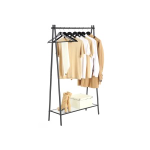 Schwarzer Songmics Kleiderständer mit Kleidung und Ablage für Schuhe/Boxen.