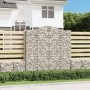 Zwei Gabionen Hochbeete mit Hochbogen, gefüllt mit Steinen, als dekorative Gartenelemente.