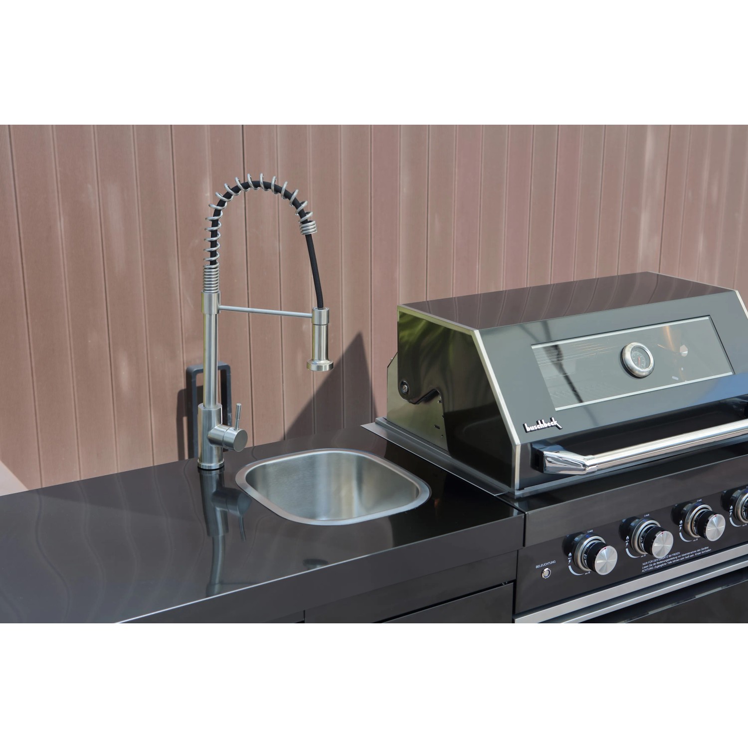 Buschbeck Outdoorküche Cambridge mit Spüle und Gasgrill, schwarzer Stahl. Ideal für Gartenpartys.