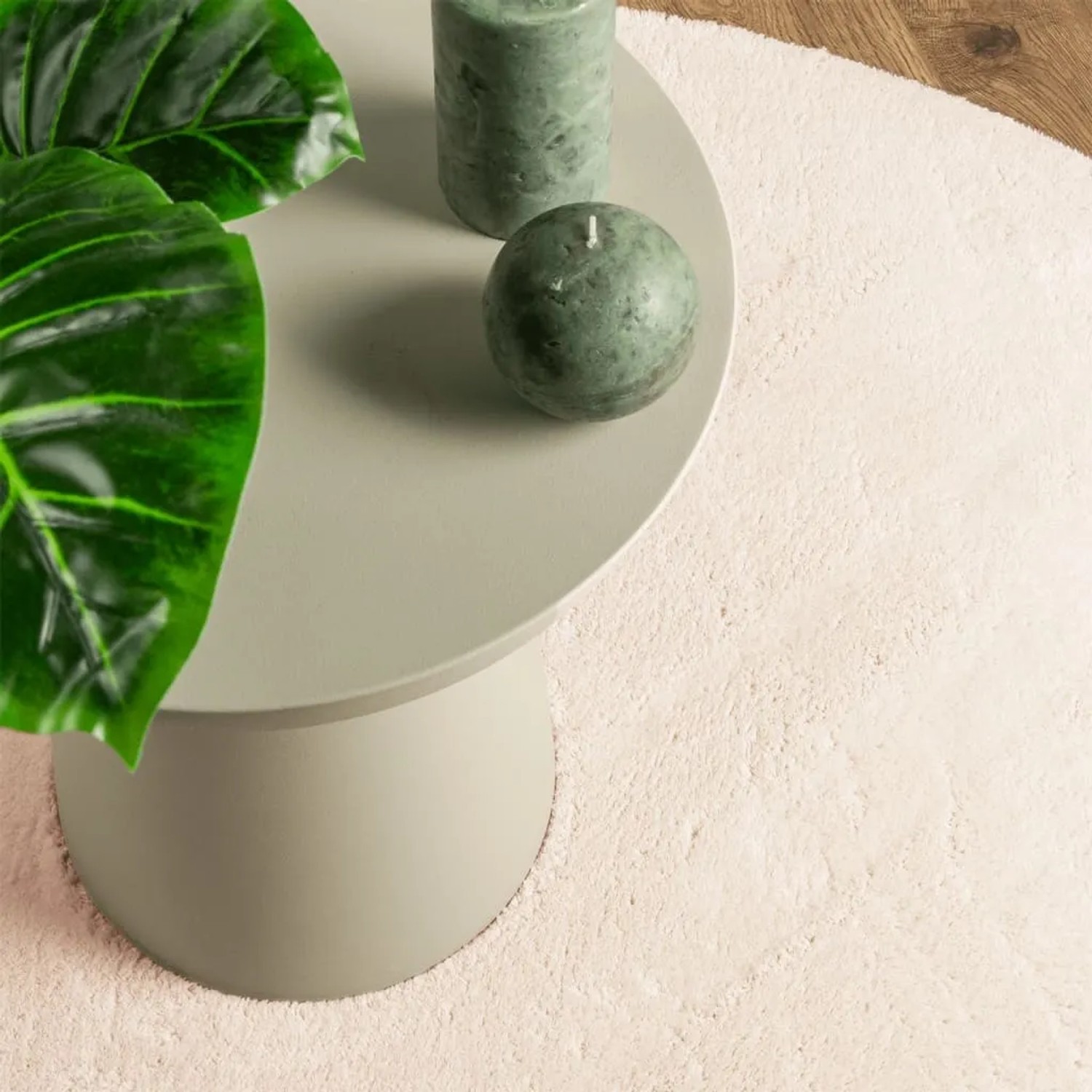 Beiger, runder vidaXL Teppich Huarte (Ø 100 cm) mit Kurzflor neben Tisch und Deko.