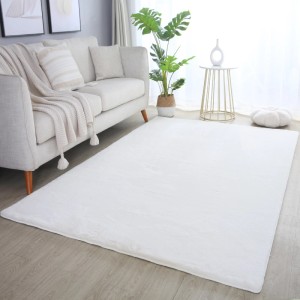 Cremefarbener Ayyildiz Kurzflorteppich Pouffy (160x230 cm) im Wohnzimmer.
