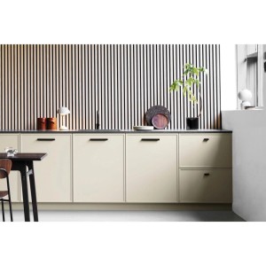 Furnipart Elan Griffleiste, schwarz mattes Aluminium, an beigen Küchenschränken. Moderner Möbelgriff für Schubladen.
