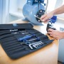 Offene, schwarze LUX Rolltasche für Werkzeug mit 26 Fächern und diversen Werkzeugen.