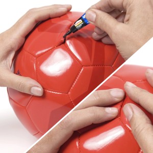 Anwendung von Pattex Sekundenkleber Ultra Gel auf einem roten Ball. Kleber für Reparaturen.