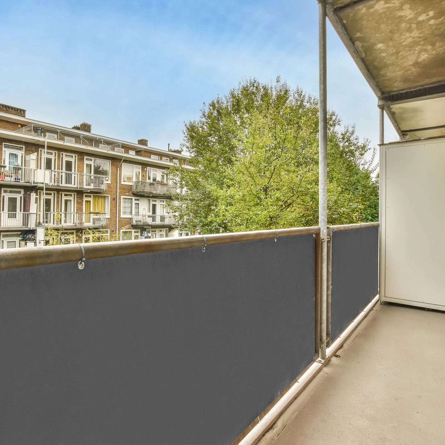 Grauer CCLIFE Balkon Sichtschutz aus Polyesterfaser, wetterfest und blickdicht, am Balkongeländer montiert. Für Privatsphäre.