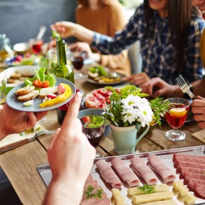 Glänzende Relaxdays Edelstahl Servierplatte, silber, mit Wurst und Käse auf einem Buffet. Ideal für Partys und Geschirr.