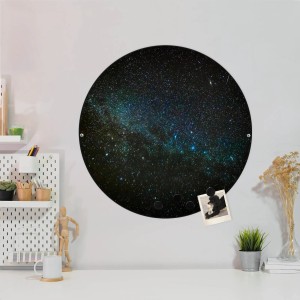 Runde, schwarze Magnettafel (47cm) mit Nachthimmel-Motiv als Wanddekoration.