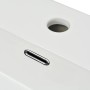 Detailaufnahme: Weißes Keramik Waschbecken mit Hahnloch und Überlauf.