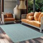 Blauer Ayyildiz Outdoor-Teppich Giza (80x250cm) auf einer Terrasse mit Möbeln.