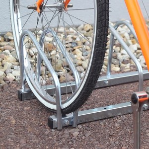 Relaxdays Fahrradständer Stahl Silber für 4 Fahrräder Platzsparend 26 cm x 100 cm x 32 cm