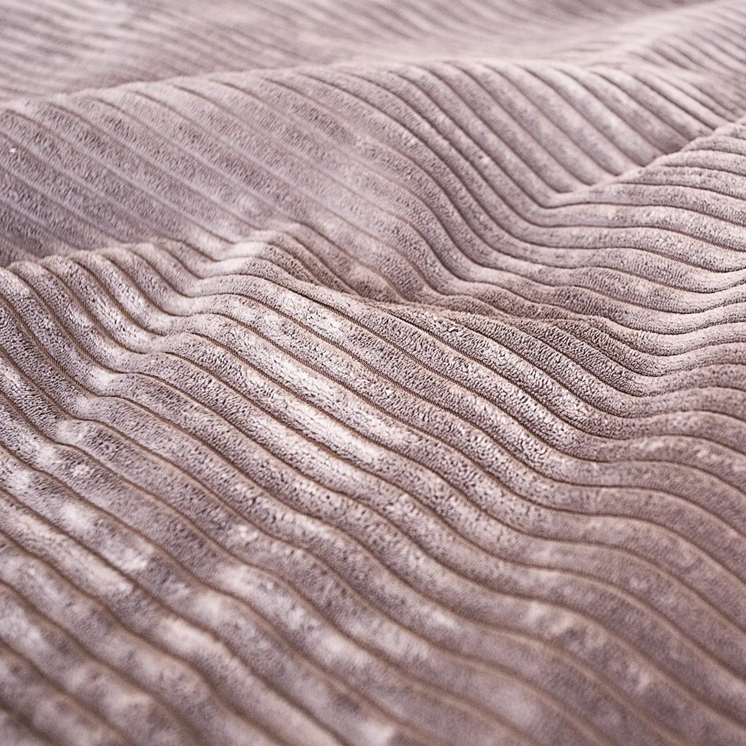 Nahaufnahme: Rosa Knuffelwuff Hundematte Timor Cord, 100x70cm. Weicher, gerippter Cordstoff.