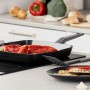Fackelmann Grillpfanne Statement 28 cm mit Gemüse auf Induktionsherd.