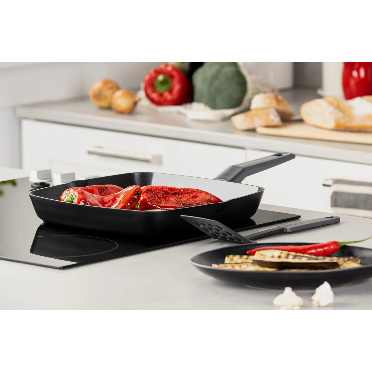 Fackelmann Grillpfanne Statement 28 cm mit Gemüse auf Induktionsherd.