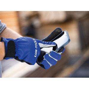 Hände mit LUX Arbeitshandschuh Tough Gr. 10 bedienen ein Smartphone.