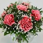 Blumenstrauß Schwärmerei mit rosa Nelken und Rosen in Glasvase, dekoriert mit Schleierkraut.