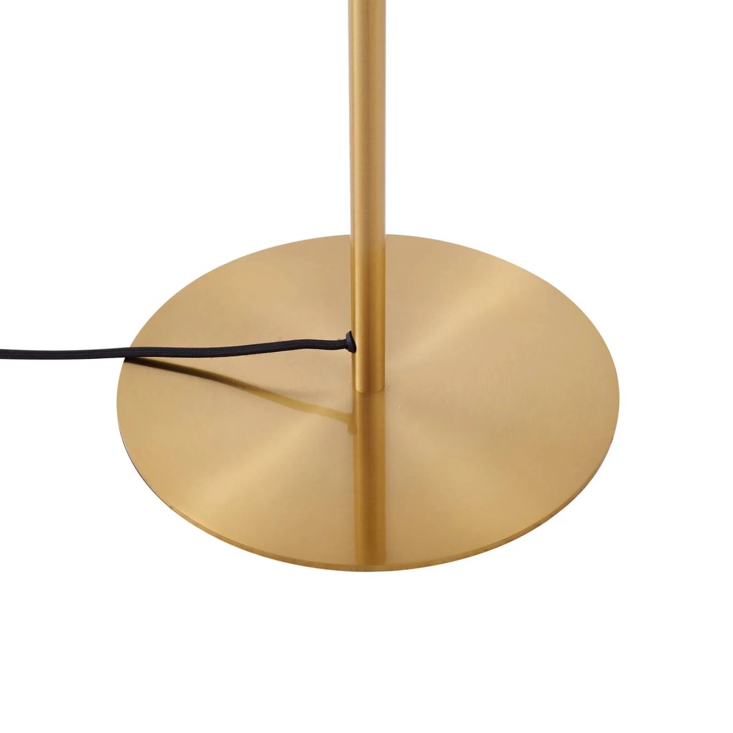 Detailaufnahme der Lindby Stehlampe Lelia mit goldenem Fuß und schwarzem Kabel.