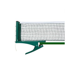 Grünes Tischtennisnetz mit weißem Rand, an grüner Metallklemme auf Tischplatte befestigt. Für Sport & Fitness.