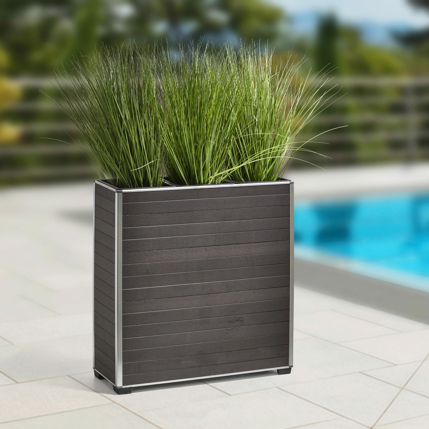 Anthrazitfarbener Gartenfreude Pflanzkübel aus WPC, 74x25,5x75 cm, mit grünen Gräsern bepflanzt.