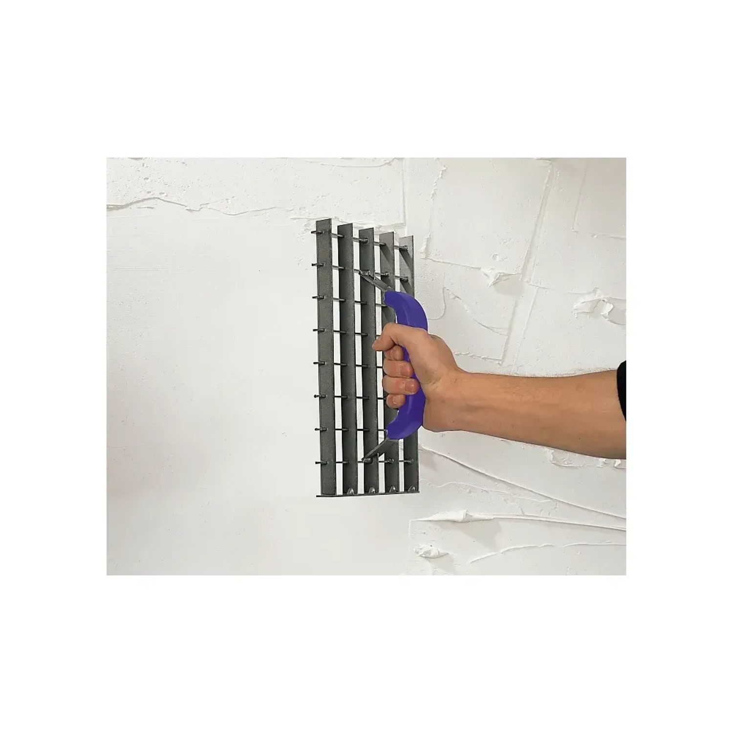 LUX Gitterrabot Classic 28x14 cm im Einsatz zum Glätten von Putz.