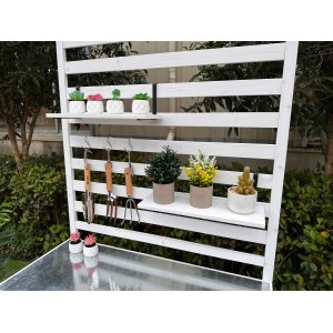 Weißes Leco Gartenregal Thea mit Ablagen und Haken für Gartengeräte und Pflanzen.