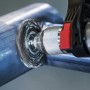 Bosch Scheibenbürste Pro Metal Heavy im Einsatz zum Reinigen von Stahl.