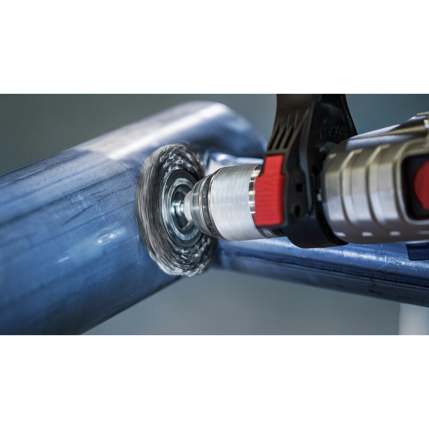 Bosch Scheibenbürste Pro Metal Heavy im Einsatz zum Reinigen von Stahl.