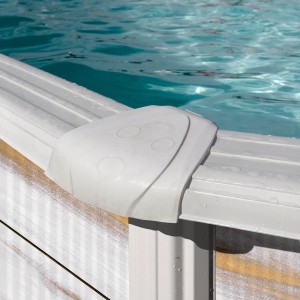 Detailaufnahme Gre Pool Finlandia Rund NordicWeiß: Weiße Poolabdeckung und Holzoptik Stahlwand.