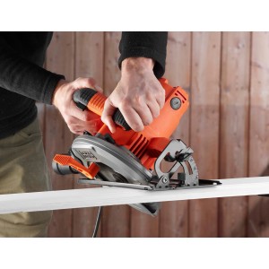 Black+Decker Handkreissäge CS1550 beim Sägen eines Werkstücks. 1.500 W Leistung für präzise Schnitte.