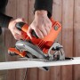 Black+Decker Handkreissäge CS1550 beim Sägen eines Werkstücks. 1.500 W Leistung für präzise Schnitte.