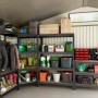 Anthrazitfarbenes Metall-Schwerlast-Steckregal Rivet mit vier Böden, beladen in Garage/Werkstatt.