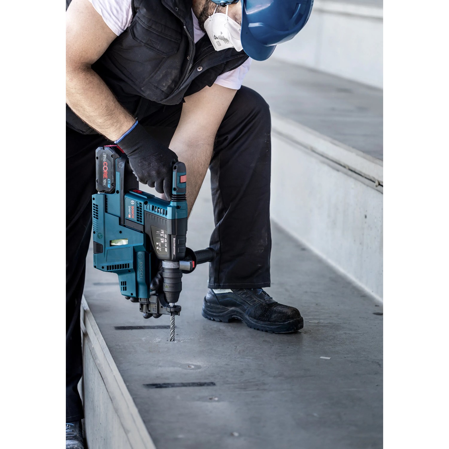 Bosch Expert Hammerbohrer SDS Plus-7X in Aktion beim Bohren in Beton.